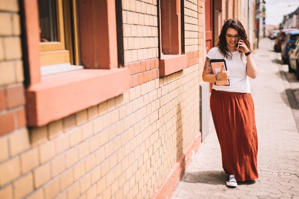 Mareike von Teamstreber.de im Telefonat mit einem potentiellen neuen Webseiten Projekt.