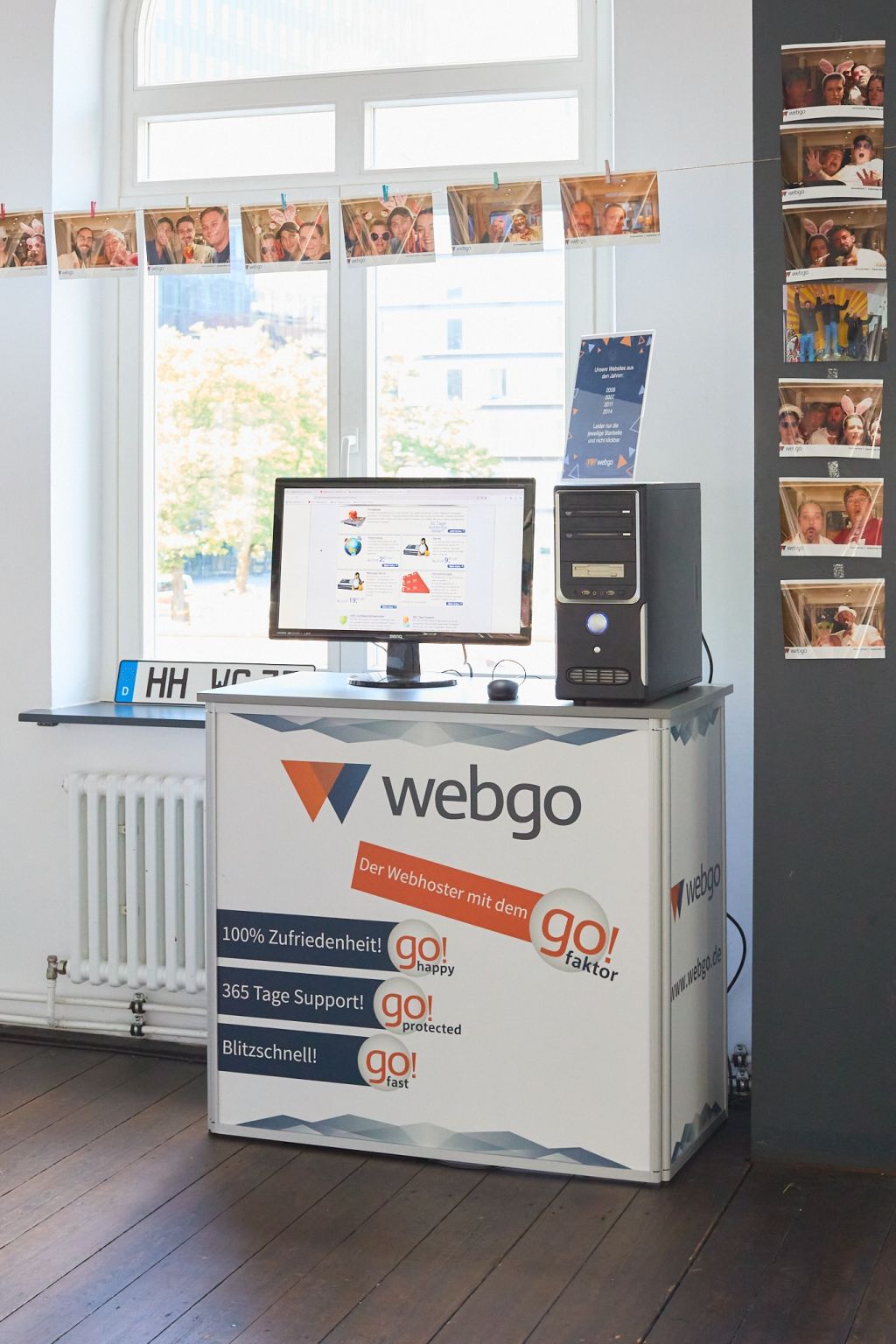 Auf dem Bild zu sehen: ein Bildschirm mit einem einem alten Tower PC (sogar noch mit Diskettenlaufwerk!) und darauf ein Schild mit dem Hinweis, hier die webgo Webseiten aus den Jahren 2006, 2007, 2011 & 2014 zu sehen sind.