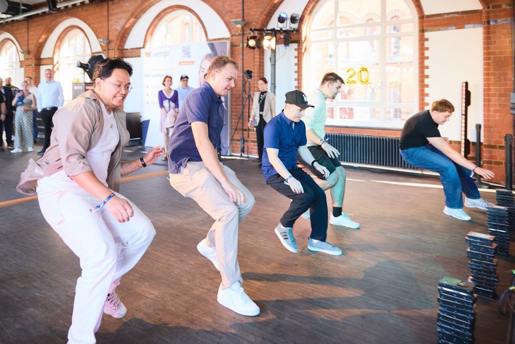 Auf dem Bild zu sehen: Voller Einsatz! Das webgo Team beim Spiel "Festplatten-Domino" in Aktion.