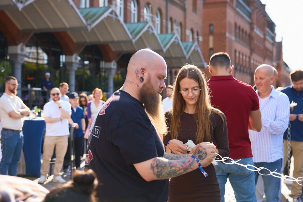 Auf dem Bild zu sehen, das webgo Team bei der Competition, wer die längste Kabelbinderkette in 120 Sekunden bildet. Vor der Eventlocation in der Speicherstadt der Jubiläumsfeier von webgo.