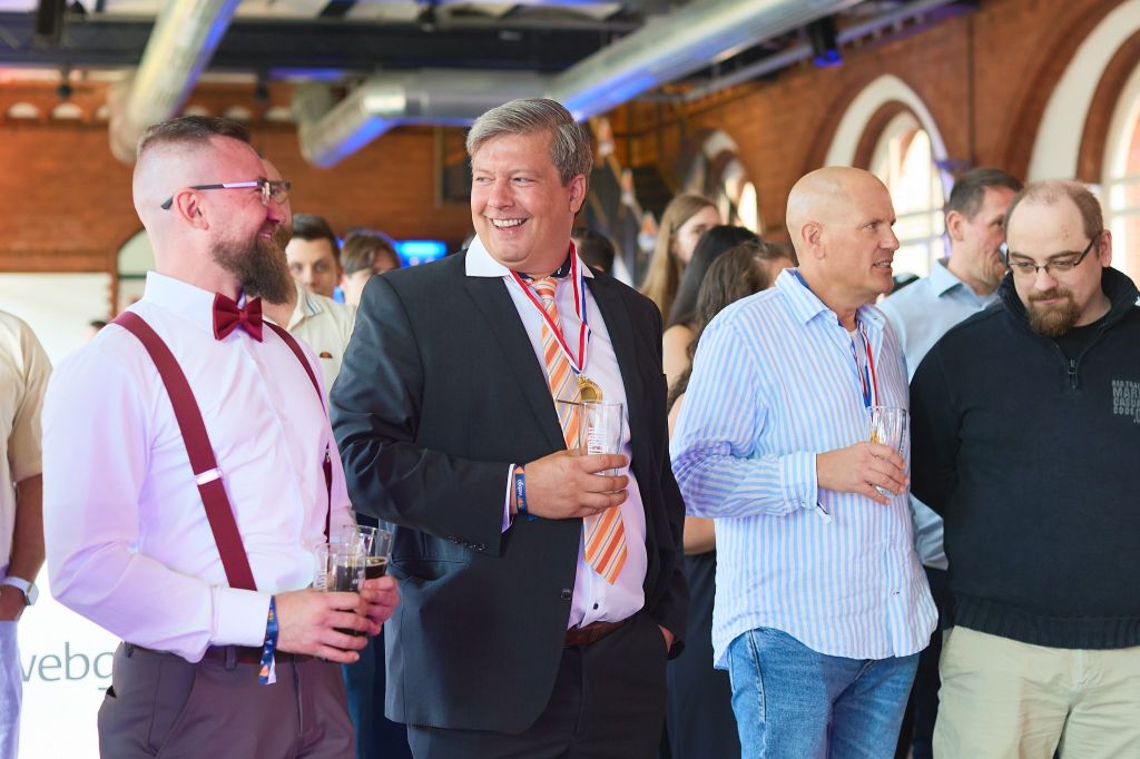 Auf dem Bild zu sehen: Operations Teammitglied Dennis, mit unserem CTO Jan Behrens und unseren zwei neuen Teammitgliedern CCO Thomas Ebbers und Head of Operations Daniel Lewendel.