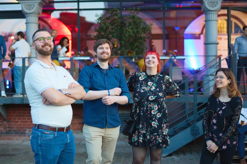Auf dem Bild zu sehen: webgo Teammitglieder, Angehörige und Freunde, die den Blick nach oben richten und die Zukunft von webgo fest im Blick haben.