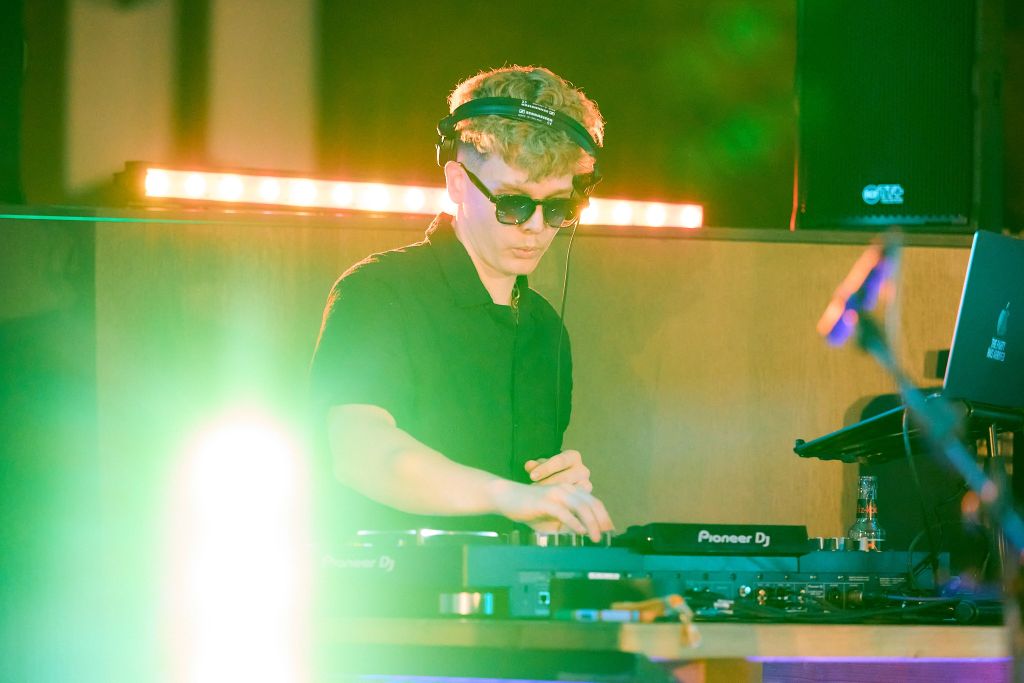 Auf dem Bild zu sehen: der DJ auf der 20 Jahre webgo Jubiläumsfeier live und dreht den Partymodus auf!.
