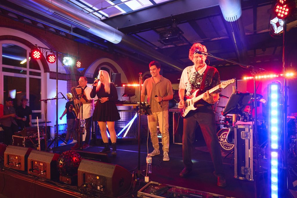 Auf dem Bild zu sehen: Die Live-Band auf der Bühne bei der 20 Jahre webgo Party sorgt für ordentlich Stimmung!.
