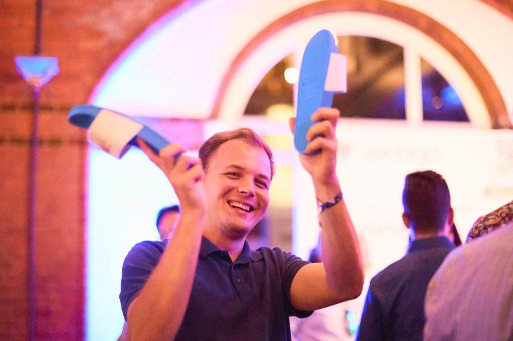 Auf dem Bild zu sehen: Marvin glücklich mit seinen neuen webgo Badeschlappen!.