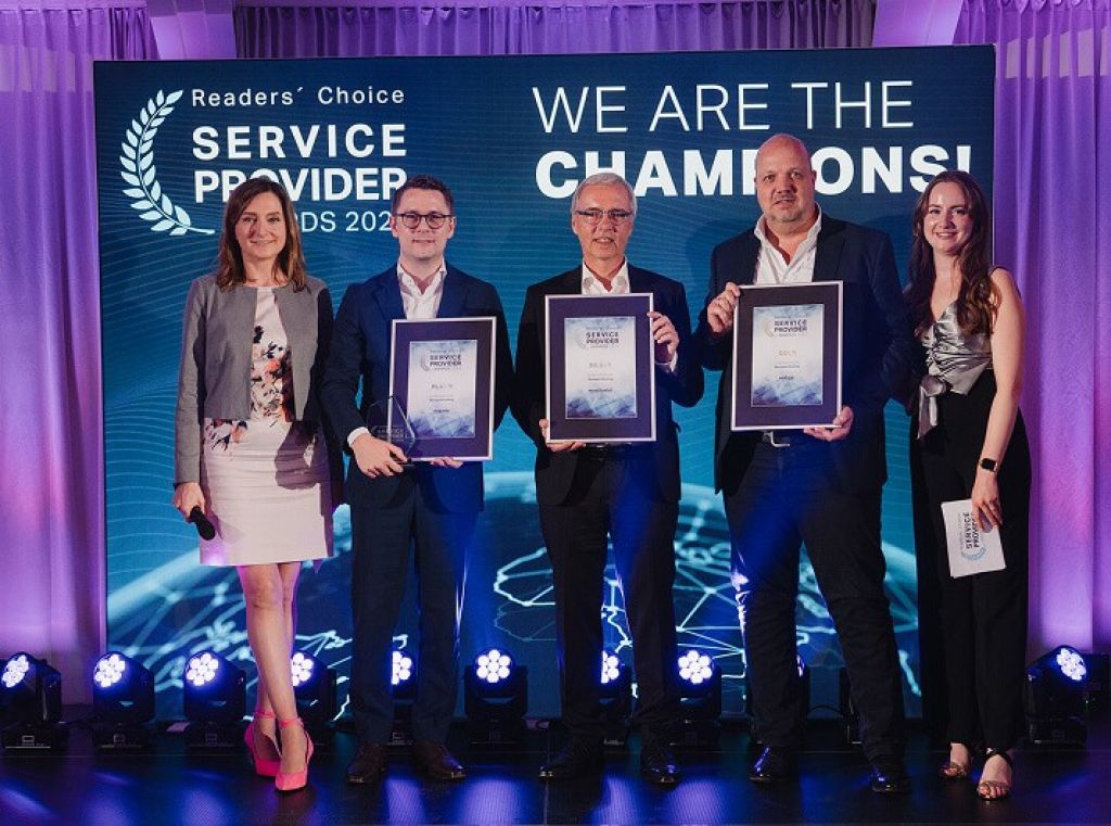 Siegerehrung der Service Provider Awards 2024: Preistr&auml;ger auf B&uuml;hne, Kai Stemick von webgo rechts mit Gold-Award-Auszeichnung.