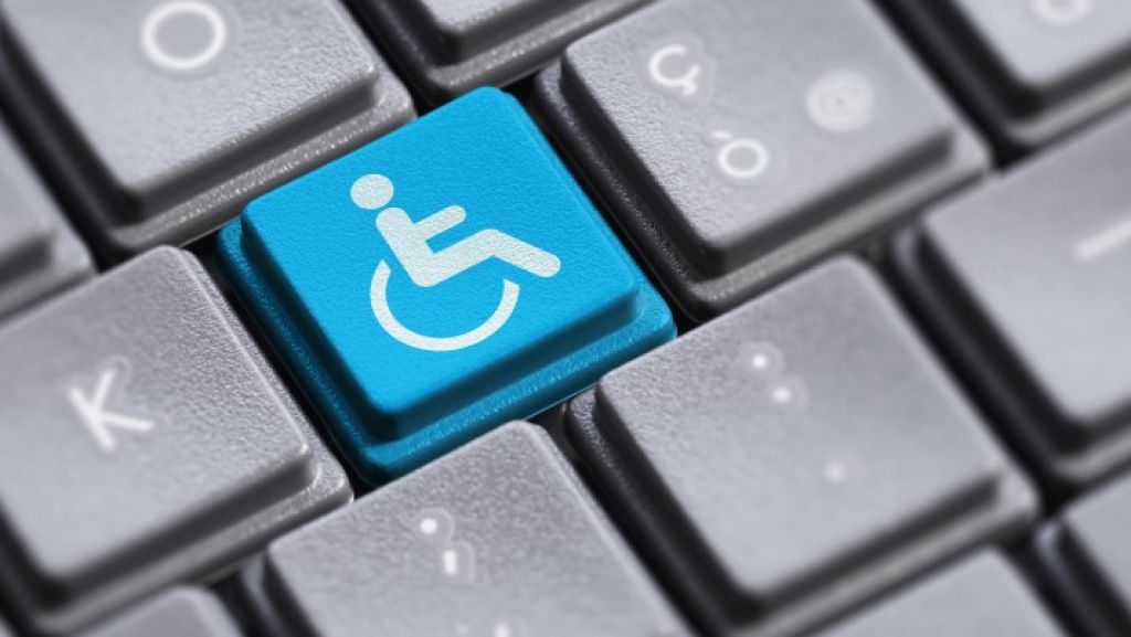 Website-Barrierefreiheit Konzept - Rollstuhl-Symbol auf Computertastatur. Symbolisiert, dass auch beeinträchtigte Personen einen Computer und somit Webseiten nutzen.