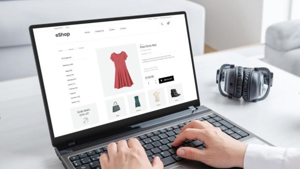 Blick auf ein Laptopbildschirm, worauf eine Produktseite von einem roten Kleid eines Beispiel-Onlineshop zu sehen ist.