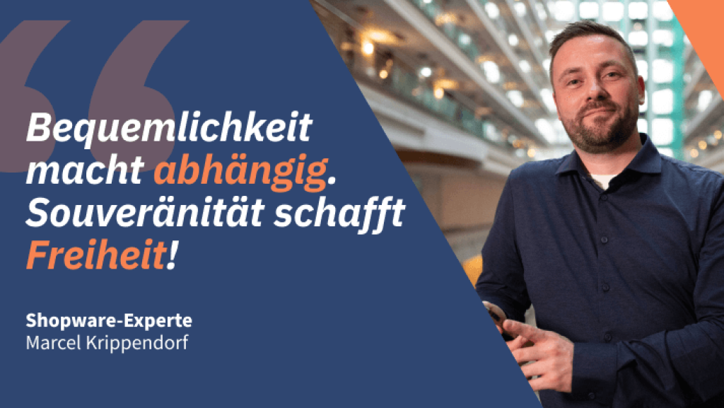 Porträtfoto von Shopware-Experte Marcel Krippendorf in einem modernen Gebäude. Auf dem Bild ist ein Zitat zu lesen: „Bequemlichkeit macht abhängig. Souveränität schafft Freiheit!“ Das Bild wird von webgo für die Promotion eines Blogposts zum Thema Shopware und digitale Souveränität genutzt.