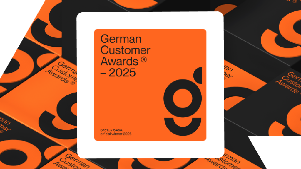 Blogbeitragsbild zum erhalt des German Customer Awards 2025 für die webgo GmbH. Bild zeigt den Gewinner-Siegel des German Customer Awards 2025. Dieser ist komplett in Orange, worauf in schwarzer Farbe "German Customer Awards 2025" steht sowie etwas kleiner weiter unten "official winner 2025".