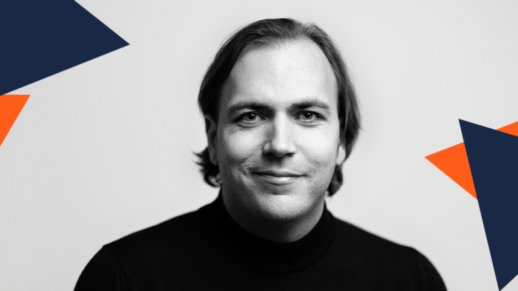 Porträt von Jonas Reggelin, Experte für Neuro Webdesign, der im Interview mit webgo über die Bedeutung von Pagespeed, UX und Conversion-Optimierung spricht.