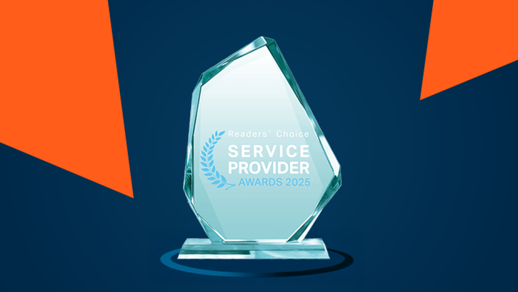 webgo ist für die Service Provider Awards 2025 nominiert! Glastrophäe auf dunkelblauem Hintergrund mit webgo-Design-Elementen.