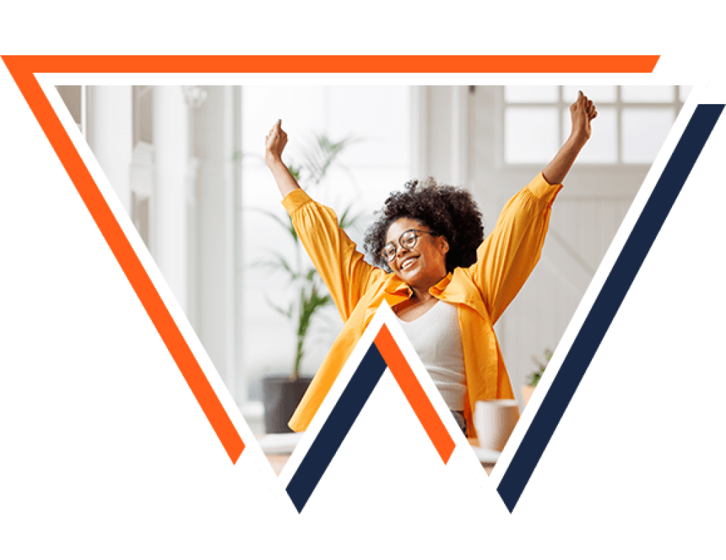 Im Zentrum des Bildes sieht man eine Frau, welche sichtbar zufrieden und erfolgreich wirkt. Die Person trägt ein orangefarbenes Hemd und streckt beide Arme triumphierend in die Luft. Das Bild ist von einem großen W-förmigen Rahmen in den Farben Orange, Dunkelblau und Weiß umgeben, der das webgo-Logo symbolisiert. Der Hintergrund ist freundlich und hell, mit Pflanzen und Fenstern, die eine angenehme Arbeitsatmosphäre darstellen.