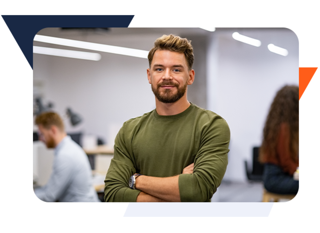 L&auml;chelnder Mann in modernem B&uuml;ro.