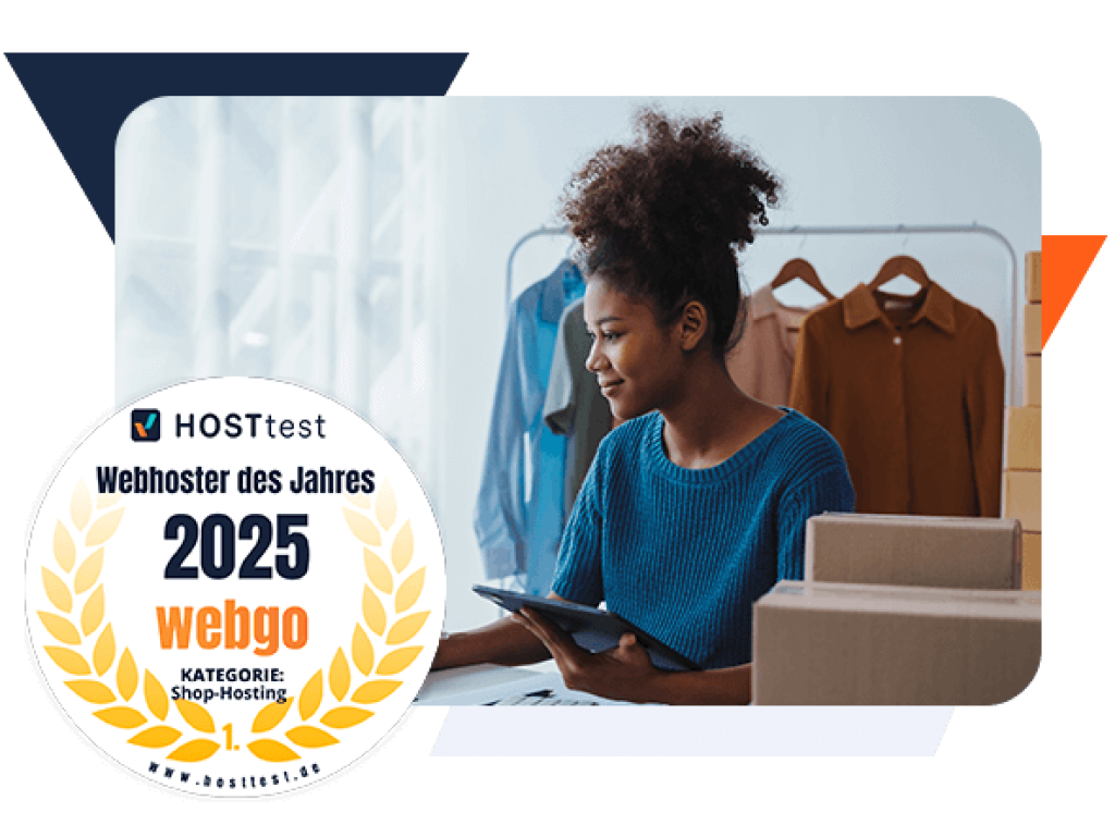Frau im blauen Pullover ist am Laptop und schaut zufrieden auf Ihren Onlineshop, welcher aufgrund der performanten Server bei webgo bestens laufen. Im Hintergrund hängen vier Frauenhemde in verschiedenen Farben an einer Kleiderstange. Neben der Frau sind zwei eingepackte Pakete. Davor ist ein Auszeichnungssiegel für webgo zum Webhoster des Jahres 2025 in der Kategorie Shop-Hosting abgebildet.