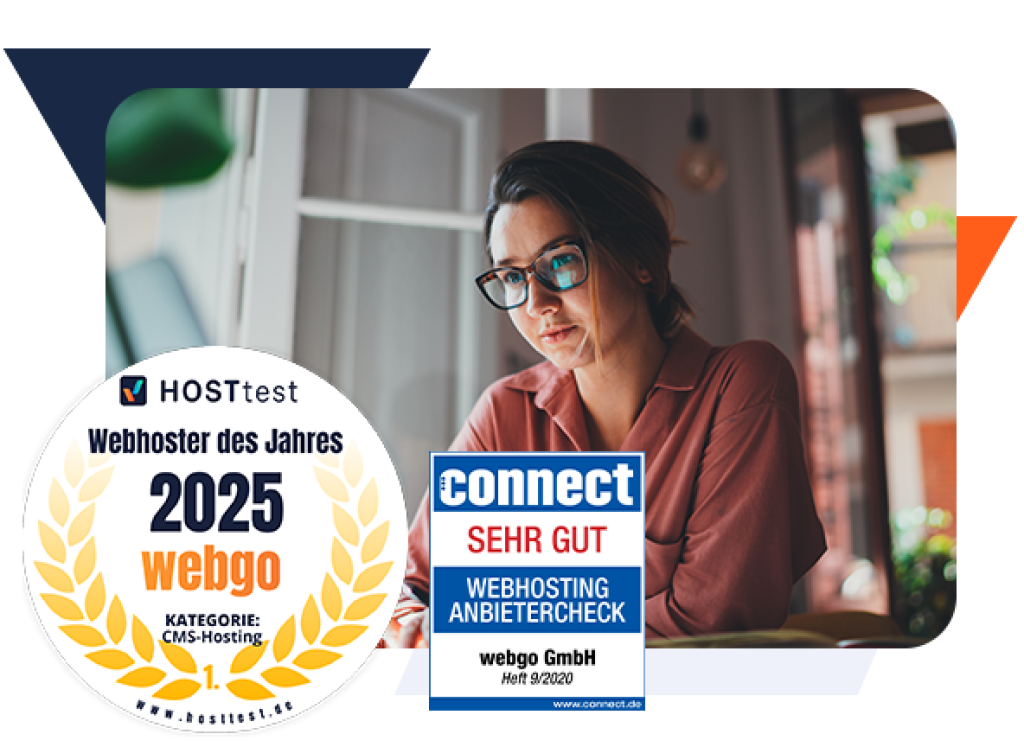 Frau mit Brille ist im Home-Office und schaut besch&auml;ftigt auf Ihr Laptop. Davor zwei Auszeichnungen: Webhoster des Jahres 2025 f&uuml;r die Kategorie CMS Hosting und ein "Sehr gut" vom connect-Magazin im Webhosting Anbietercheck.