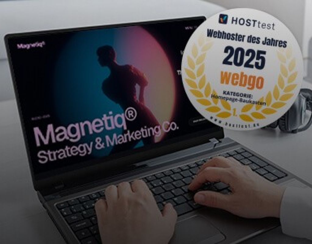 Screenshot einer mit dem webgo Homepage Baukasten erstellten Website auf einem Laptop, daneben das Trust-Siegel &bdquo;Webhoster des Jahres 2025&ldquo; von HOSTtest in der Kategorie Homepage Baukasten.