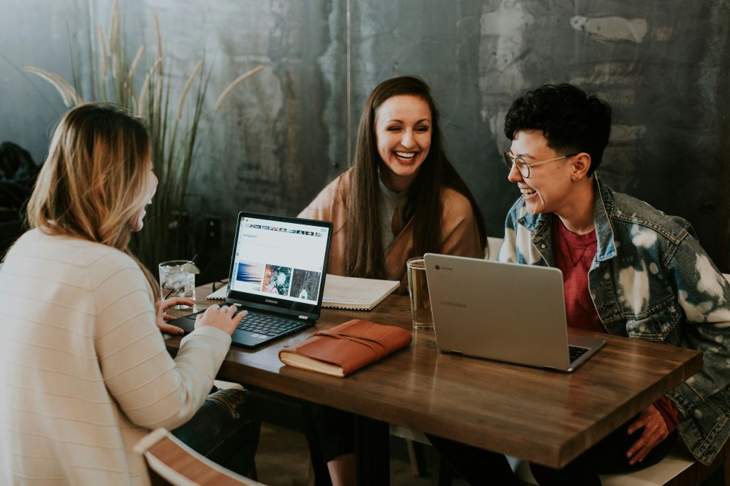 Drei Personen arbeiten gemeinsam im Co-Working an Ihren Laptops und sind zufrieden über Ihr Hostingpaket bei webgo, womit Sie Ihr Web-Projekt erfolgreich führen können.