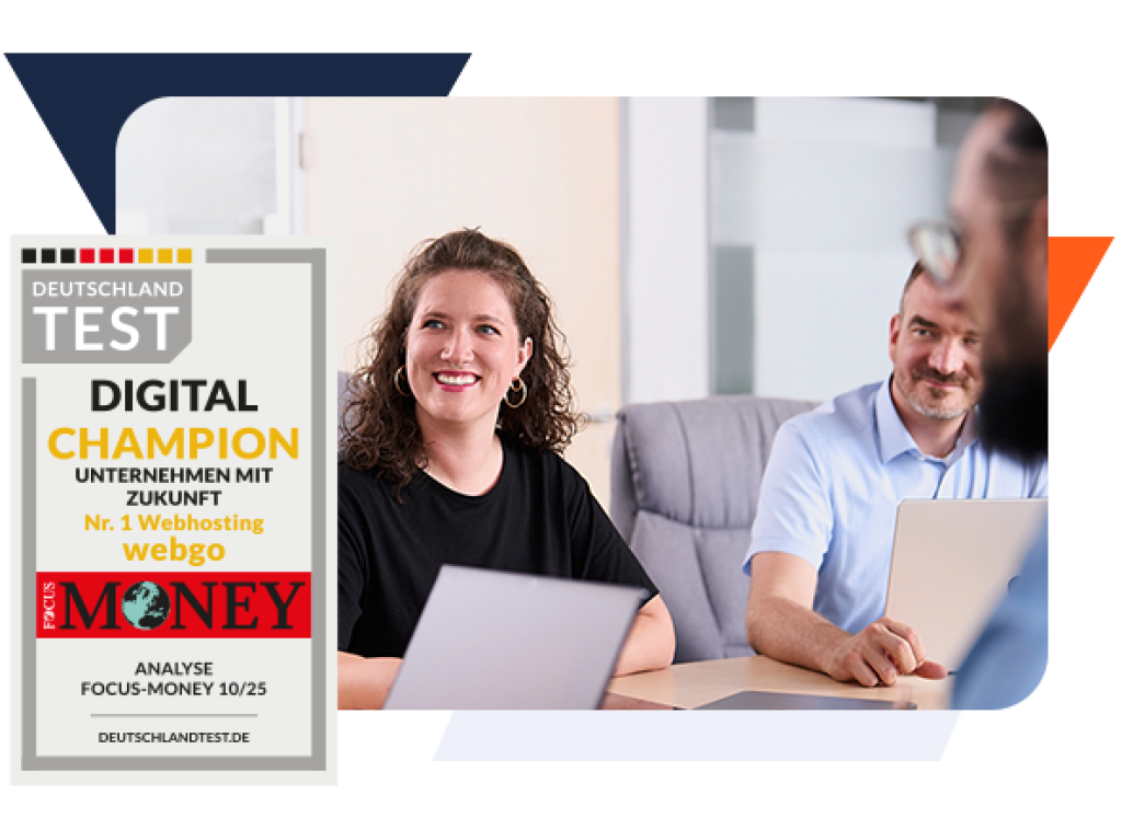 Drei webgo-Mitarbeitende in einem modernen Büro im Gespräch, daneben das Focus-Money-Siegel 'Digital Champion – Nr. 1 Webhosting' aus der Analyse FOCUS-MONEY 10/25.