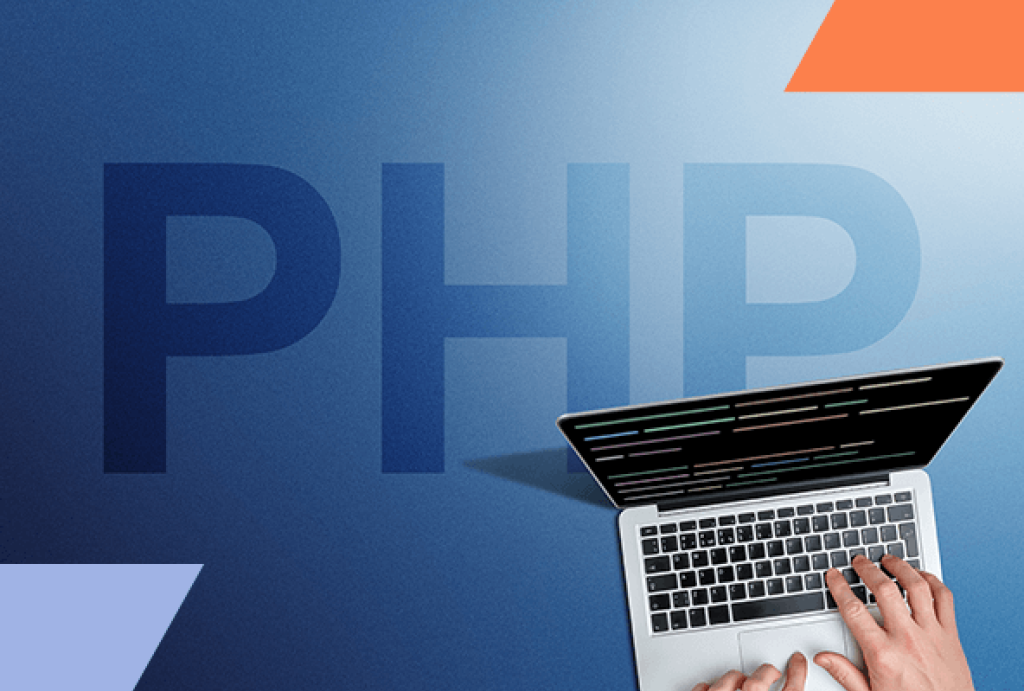 Laptop mit ge&ouml;ffnetem Code-Editor und gro&szlig;em PHP-Schriftzug im Hintergrund &ndash; Symbolbild zur Erkl&auml;rung von PHP Extended Support, Wartung und Sicherheitsupdates f&uuml;r nicht mehr offiziell unterst&uuml;tzte PHP-Versionen.